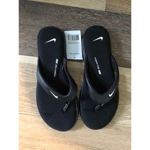 NWT Nike cushioned flip flops